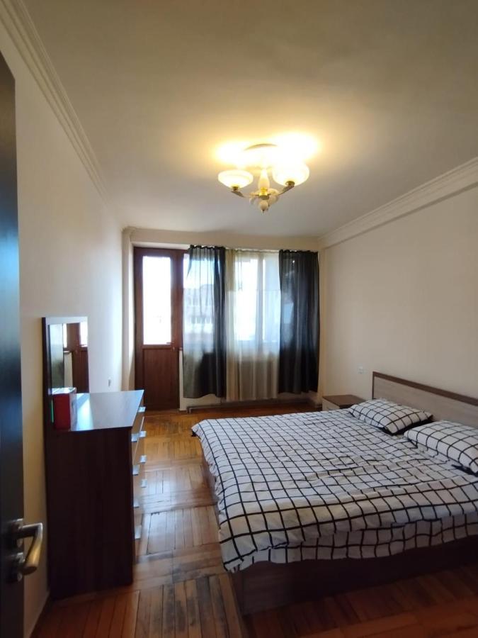 Large Apt Near Republic Square Apartamento Erevan Exterior foto